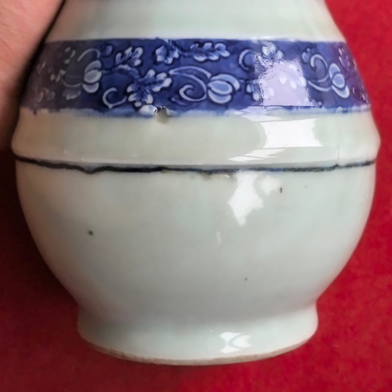 清中期 豆青釉青花花卉纹蒜头瓶 - 图10