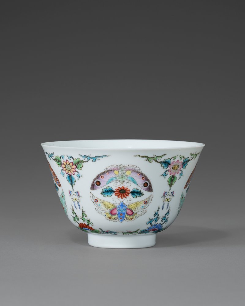清乾隆 粉彩團蝶紋盌 六字篆書款  QIANLONG SEAL MARK IN UNDERGLAZE BLUE AND OF THE PERIOD (1736-1795)