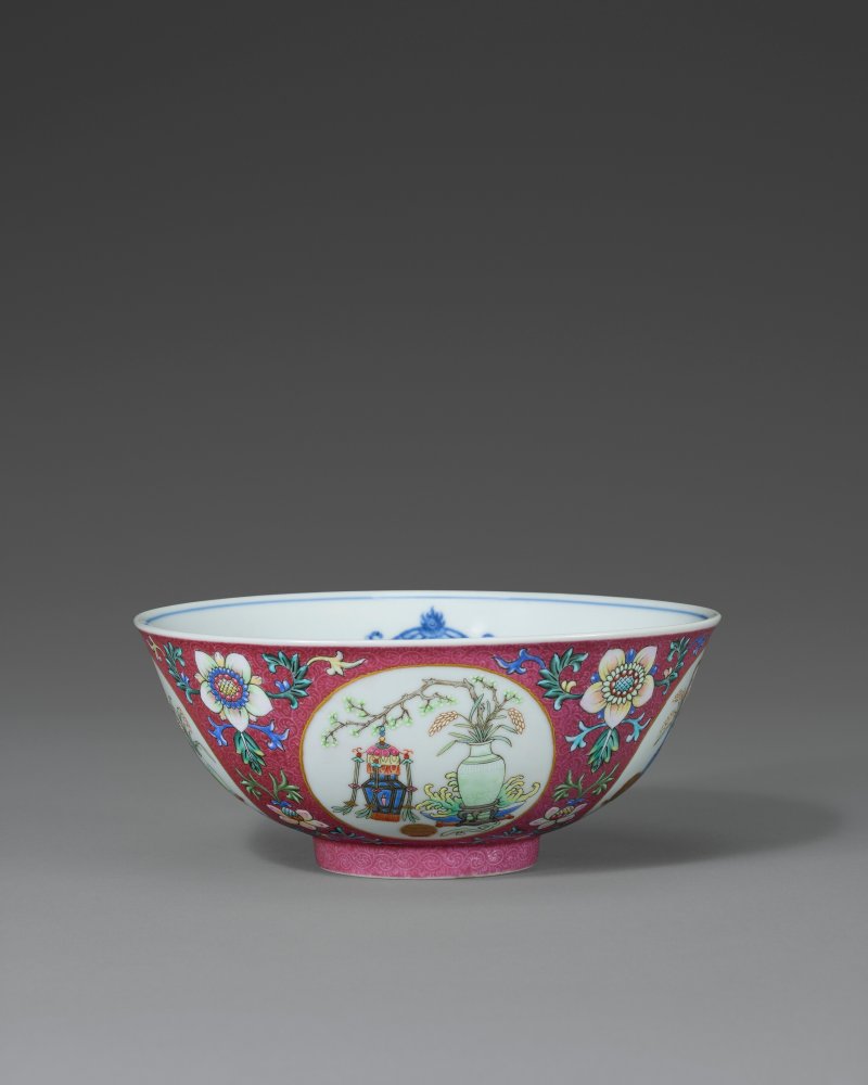 清道光 胭脂紅地粉彩軋道開光五穀豐登盌 六字篆書款  DAOGUANG SEAL MARK IN UNDERGLAZE BLUE AND OF THE PERIOD (1821-1850)