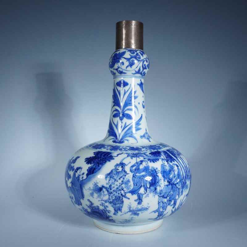 明崇祯青花人物蒜头瓶 - 图1