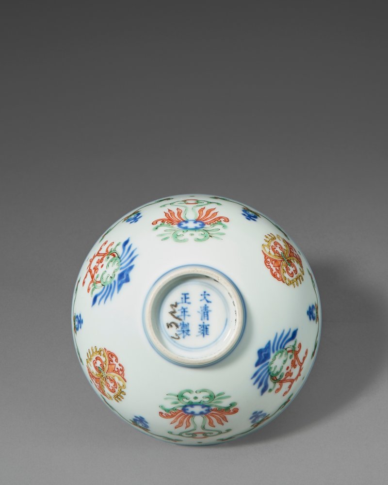 清雍正 鬥彩忍冬紋小盌 雙圈六字楷書款  YONGZHENG SIX-CHARACTER MARK IN UNDERGLAZE BLUE WITHIN A DOUBLE CIRCLE AND OF THE PERIOD (1723-1735) - 图5