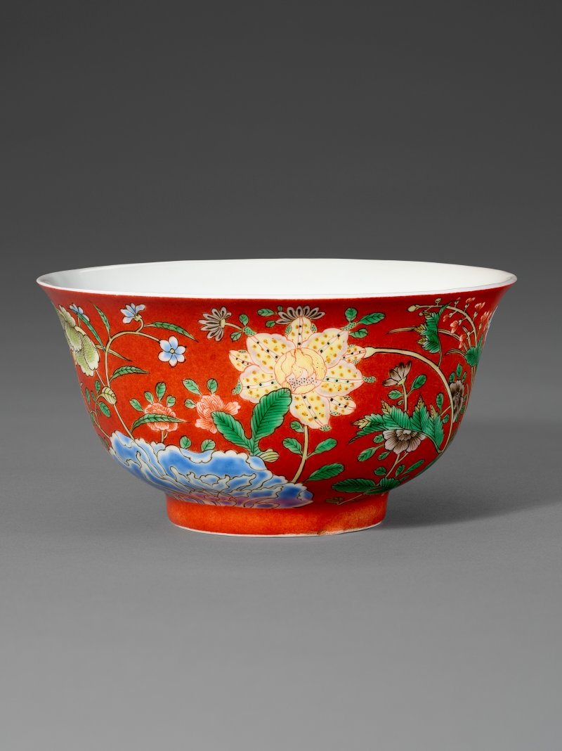 清雍正 珊瑚紅地琺瑯彩花卉紋盌 雙圈六字楷書款  YONGZHENG FOUR-CHARACTER YUZHI MARK IN UNDERGLAZE BLUE WITHIN A DOUBLE SQUARE AND OF THE PERIOD (1723-1735)