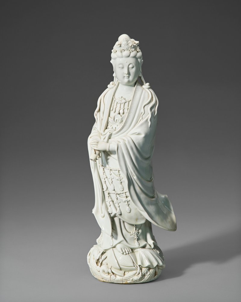 晚清 德化白釉持軸觀音像  LATE QING DYNASTY