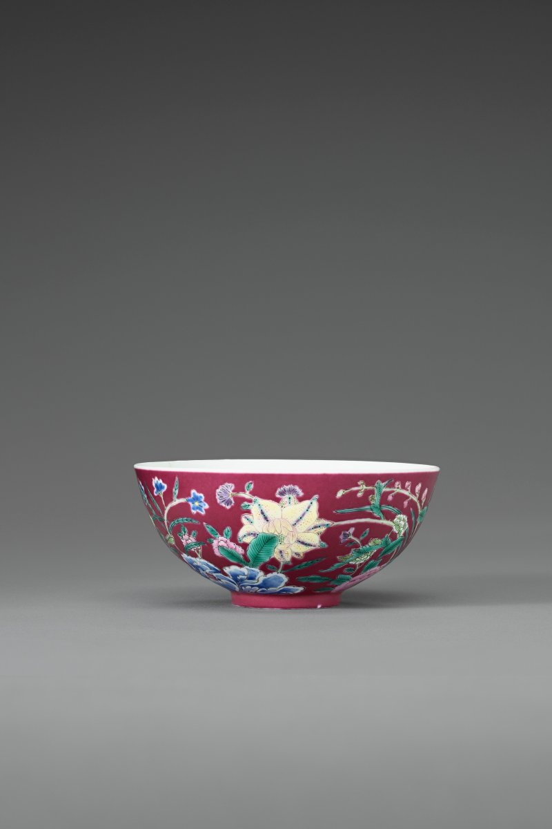 清嘉慶 粉彩胭脂紅地花卉紋小盃 六字篆書款  JIAQING SEAL MARK IN UNDERGLAZE BLUE AND OF THE PERIOD (1796-1820) - 图2