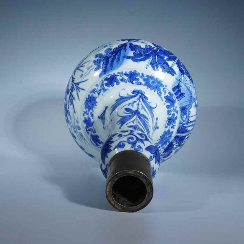 明崇祯青花人物蒜头瓶 - 图2