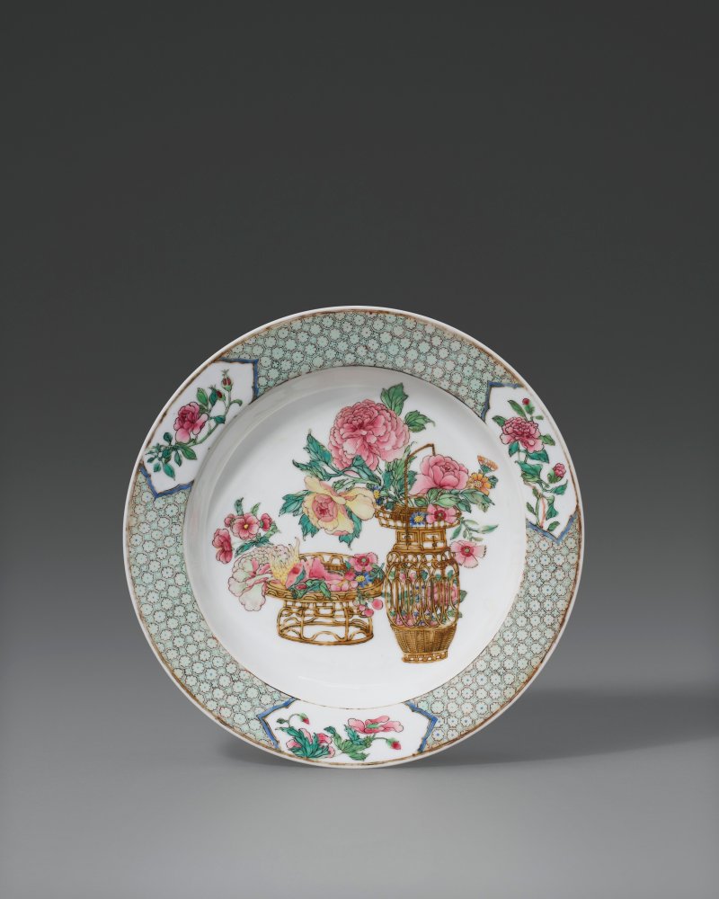 清雍正 外胭脂紅地內粉彩花籃紋盤  YONGZHENG PERIOD (1723-1735)