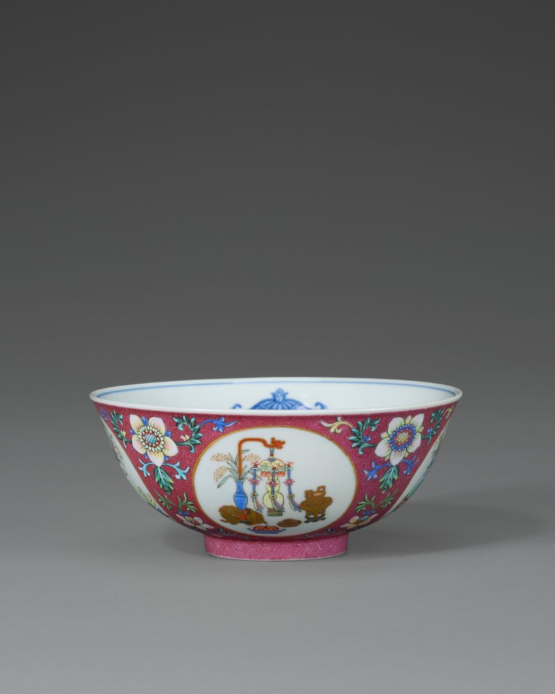清道光 胭脂紅地粉彩軋道開光五穀豐登盌 六字篆書款  DAOGUANG SEAL MARK IN UNDERGLAZE BLUE AND OF THE PERIOD (1821-1850) - 图2