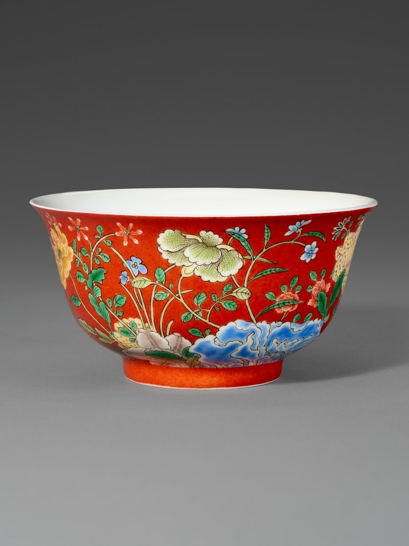 清雍正 珊瑚紅地琺瑯彩花卉紋盌 雙圈六字楷書款  YONGZHENG FOUR-CHARACTER YUZHI MARK IN UNDERGLAZE BLUE WITHIN A DOUBLE SQUARE AND OF THE PERIOD (1723-1735) - 图2