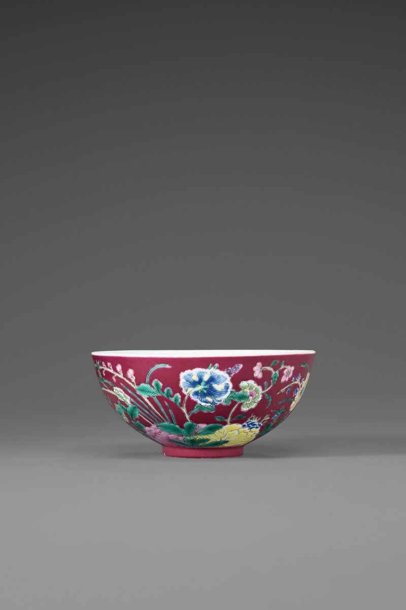 清嘉慶 粉彩胭脂紅地花卉紋小盃 六字篆書款  JIAQING SEAL MARK IN UNDERGLAZE BLUE AND OF THE PERIOD (1796-1820) - 图3