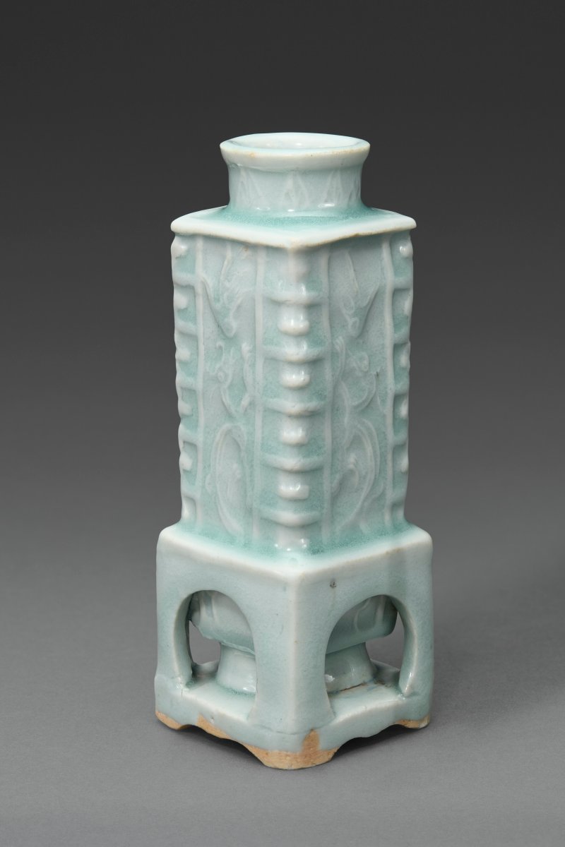 元初 十三世紀末/十四世紀初 青白釉琮式瓶  EARLY YUAN DYNASTY, LATE 13TH-EARLY 14TH CENTURY