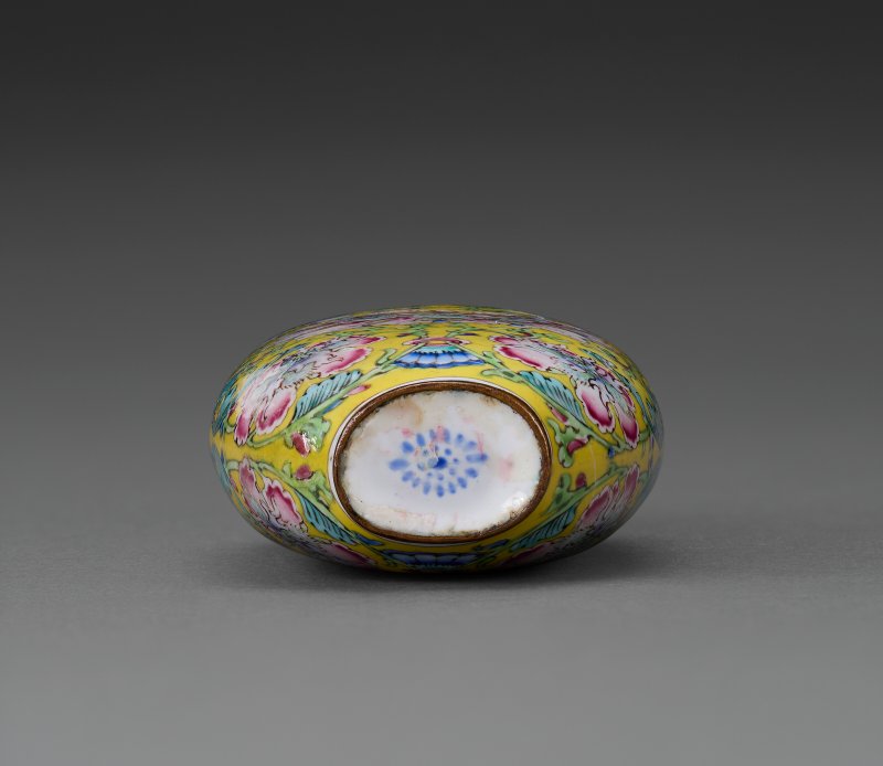 1715-1740年 或為御製 廣琺瑯銅胎牡丹紋鼻煙壺  PROBABLY IMPERIAL, GUANGZHOU, 1715-1740 - 图4