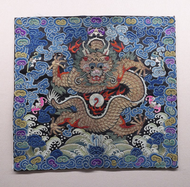 清 青缎地平金绣云龙纹补子