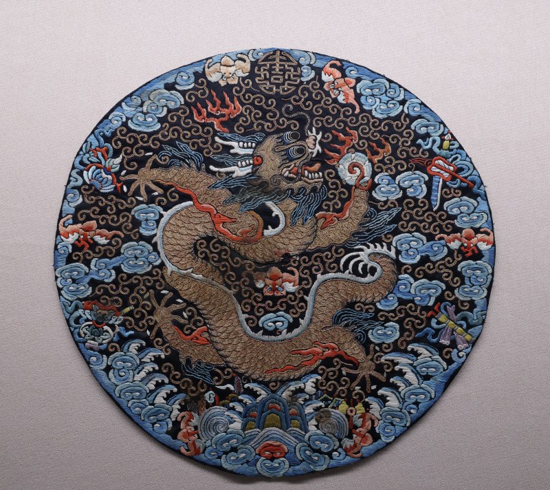 清 盘金彩绣团龙补