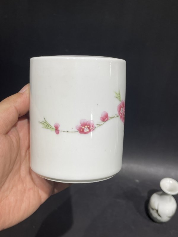解放后 粉彩笔筒 赏瓶两件一组 - 图2