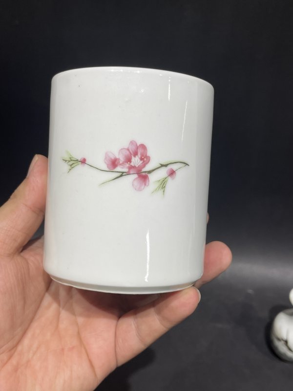 解放后 粉彩笔筒 赏瓶两件一组 - 图4