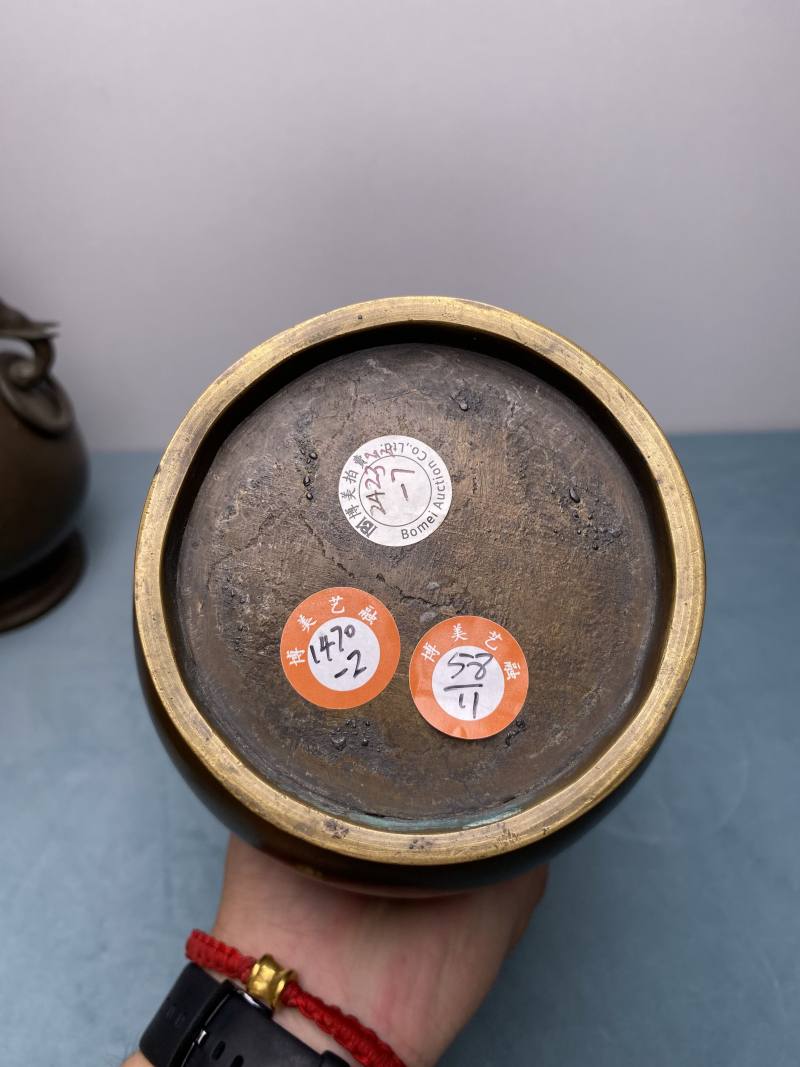清乾隆 “大明宣德年造”款铜象耳衔环瓶一对 - 图21