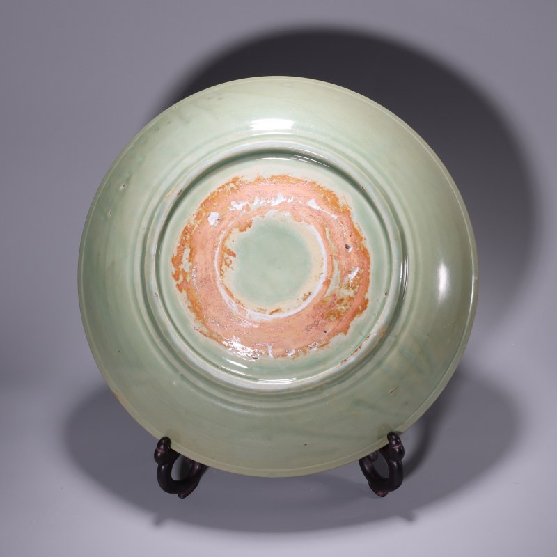 明代 龙泉梅子青釉刻划花卉纹金钱纹大盘 - 图3