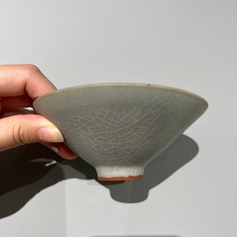 明代 龙泉窑粉青釉斗笠盏一对 - 图13