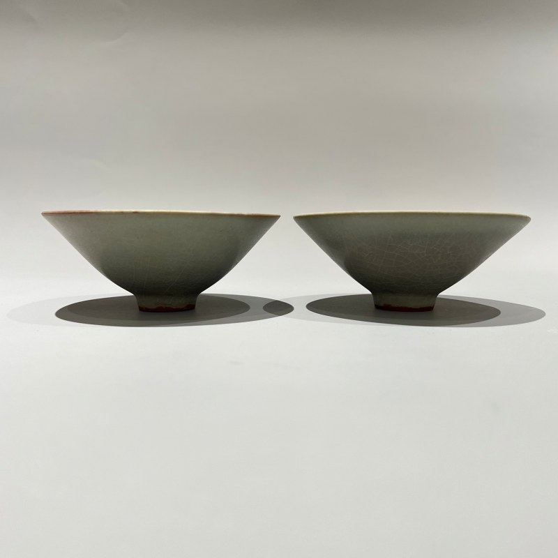 明代 龙泉窑粉青釉斗笠盏一对 - 图5