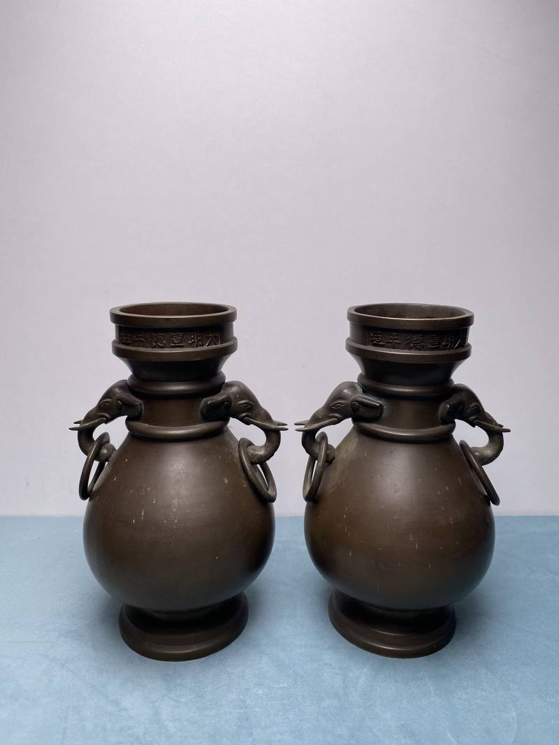 清乾隆 “大明宣德年造”款铜象耳衔环瓶一对 - 图16