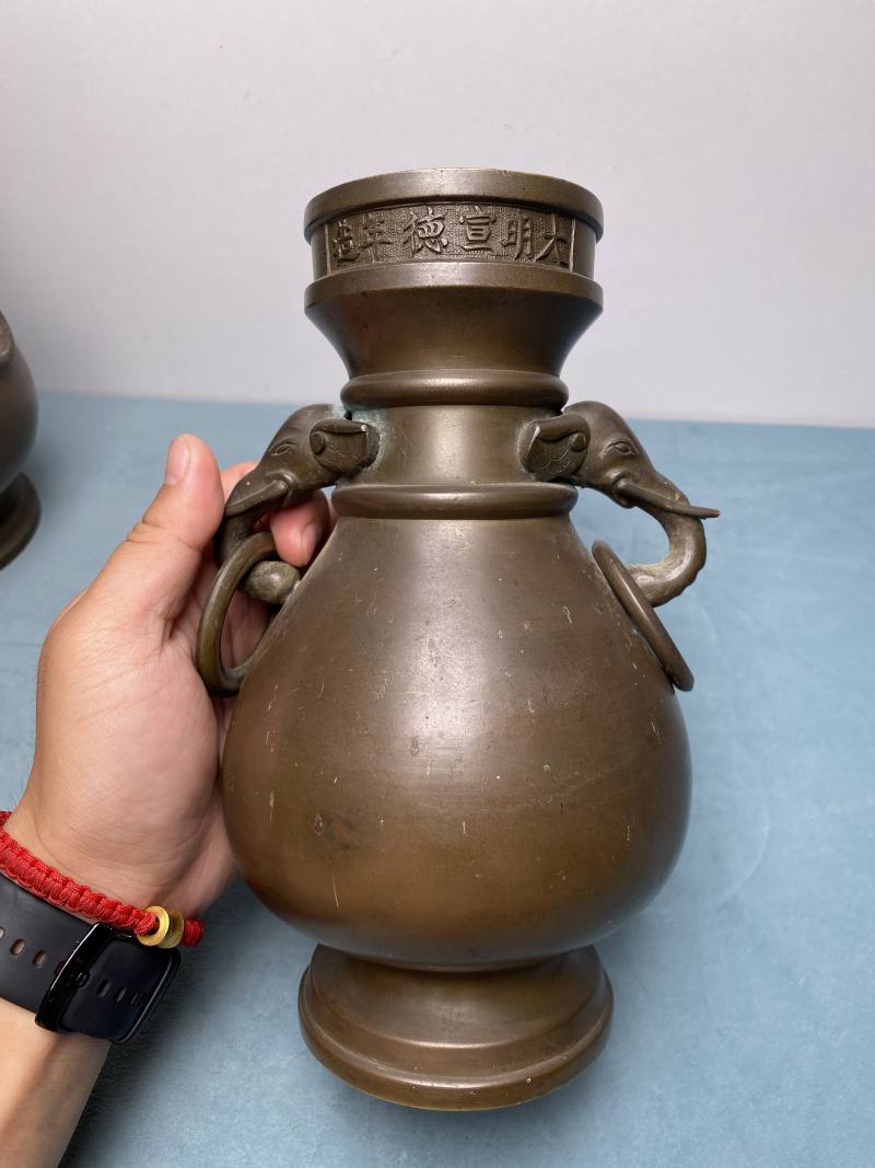 清乾隆 “大明宣德年造”款铜象耳衔环瓶一对 - 图17
