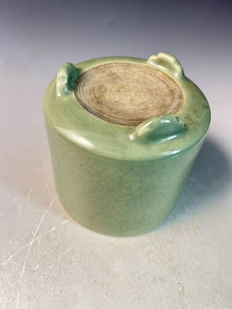 清中期 豆青釉暗刻花卉纹筒式炉 - 图4