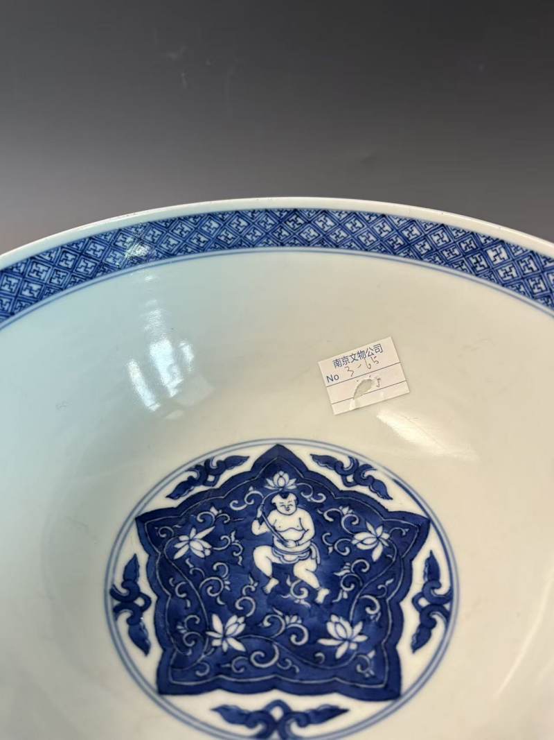 清康熙 青花持莲童子碗 - 图2