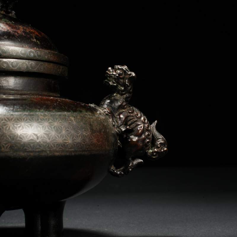 十九世纪铜鎏金双狮耳三足炉 - 图5