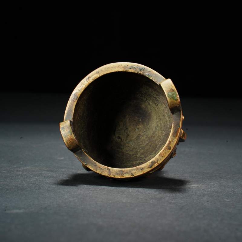 十七世纪铜鎏金饕鬄纹鼎式炉 - 图3