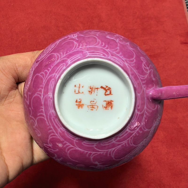 民国 胭脂红地轧道赶珠龙纹把杯一对 - 图14