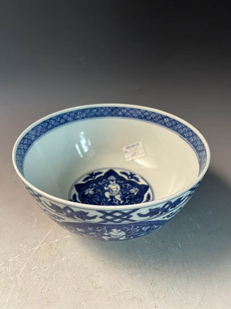 清康熙 青花持莲童子碗 - 图1