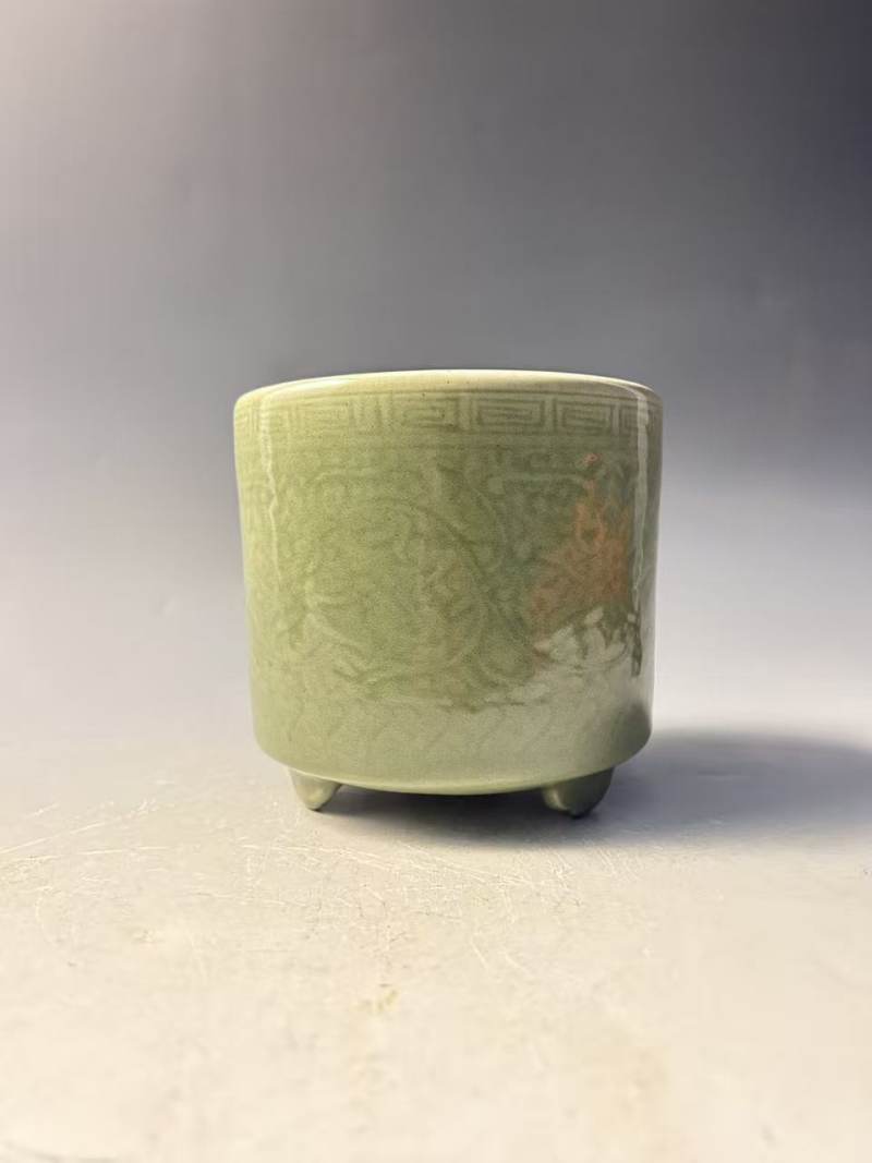 清中期 豆青釉暗刻花卉纹筒式炉 - 图2