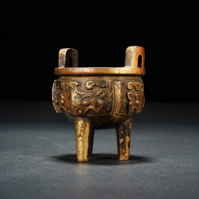 十七世纪铜鎏金饕鬄纹鼎式炉 - 图2