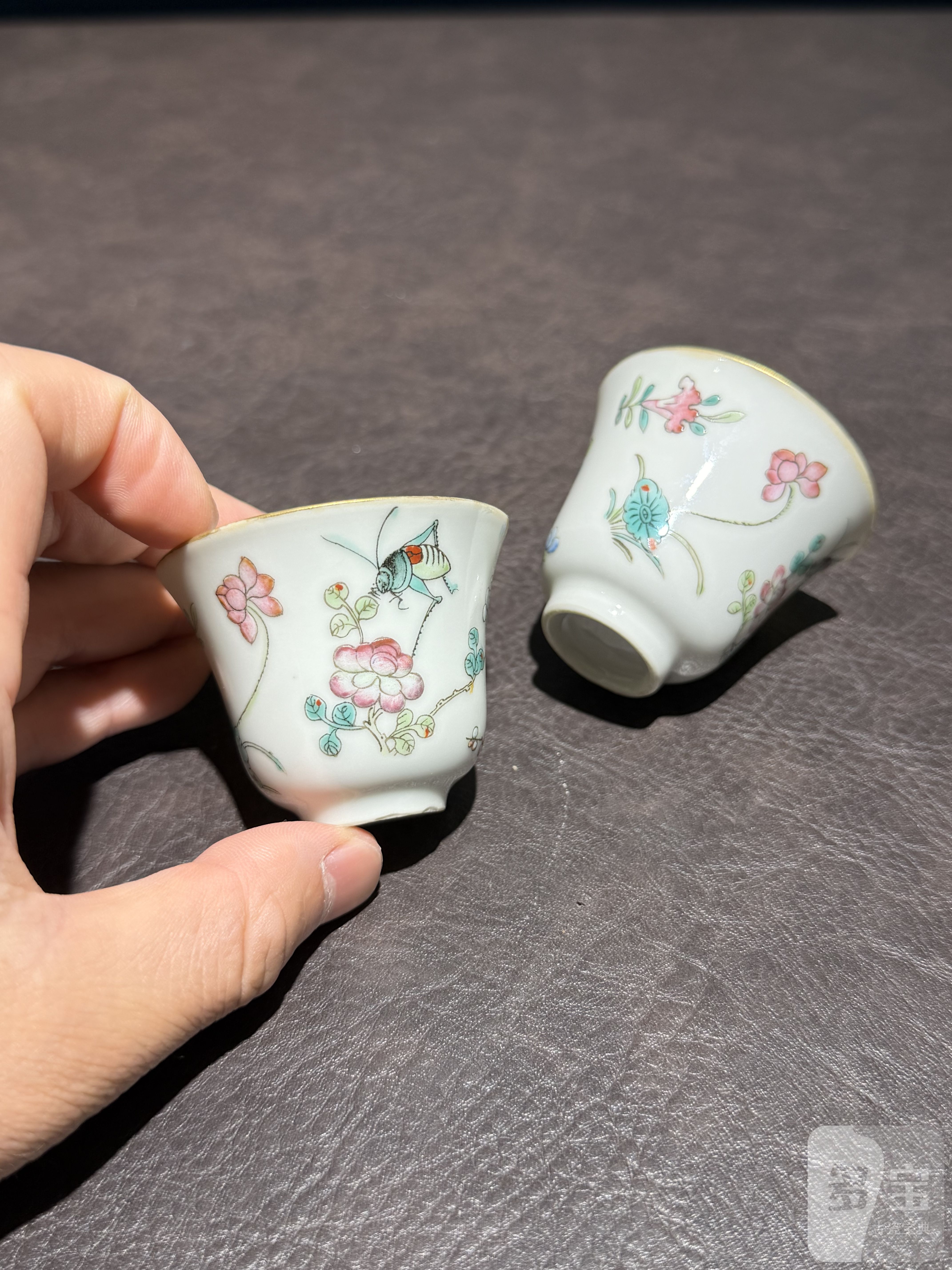 清同治粉彩虫草茶杯一对-多宝古瓷宝典