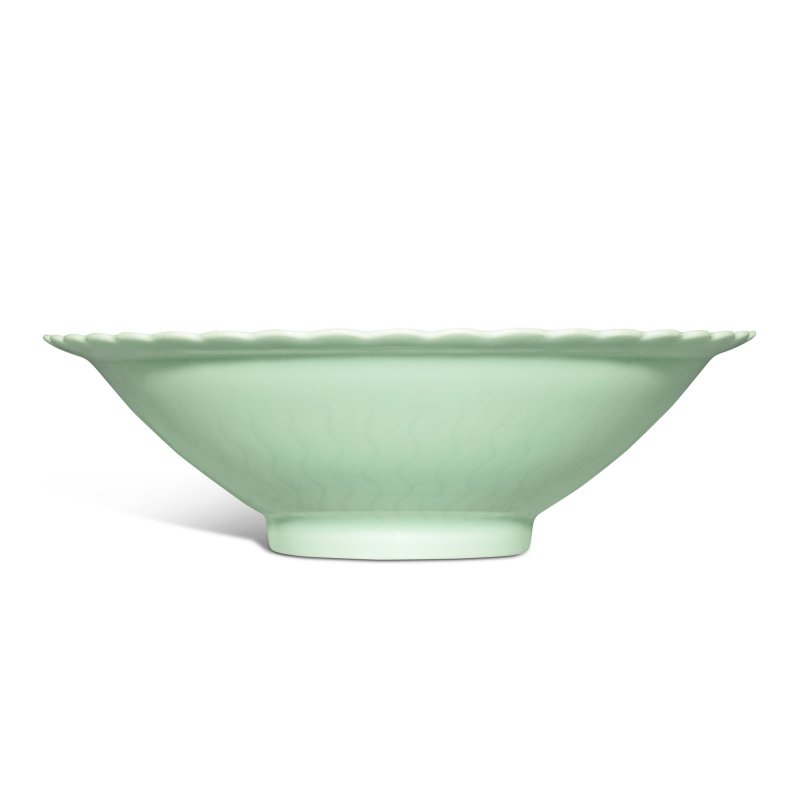 清乾隆 粉青釉水波紋花口折沿盌 《大清乾隆年製》款