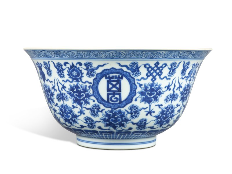 清乾隆 青花纏枝蓮托八吉祥紋「萬壽無疆」盌 《大清乾隆年製》款 - 图2