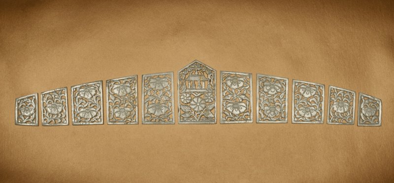遼 青白玉鎏金鏤雕花卉紋帶板一組十一件