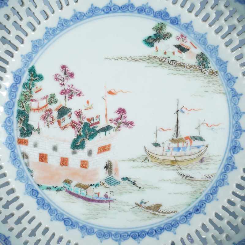 清乾隆粉彩风景镂空盘 - 图2