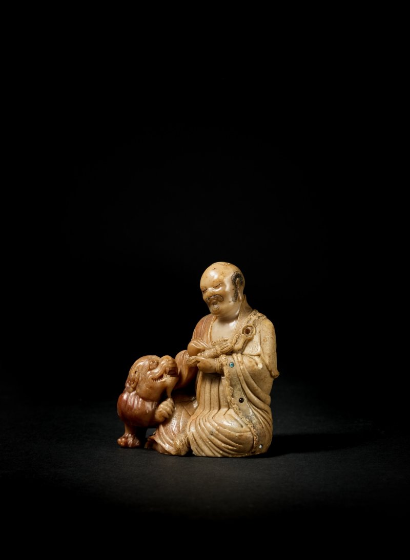 十七世紀 壽山石雕嵌寶笑獅羅漢坐像 《玉璇》款 - 图3