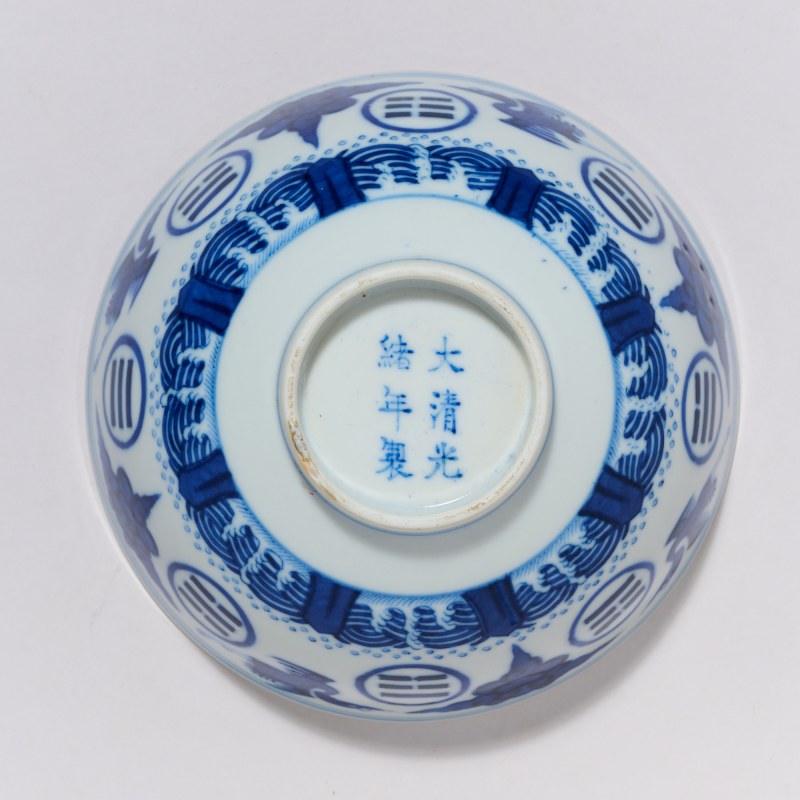 清光绪 青花云鹤八卦纹碗 - 图5