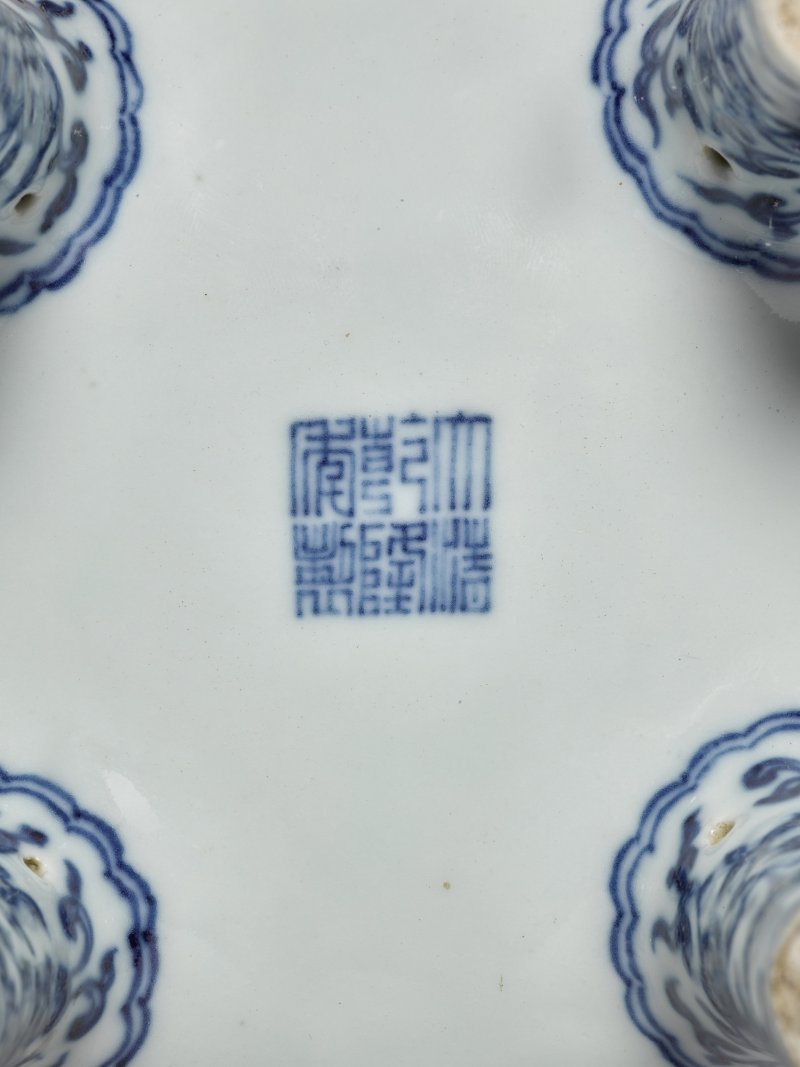 清乾隆 青花番蓮托八吉祥紋四足蓋盉 《大清乾隆年製》款 - 图7