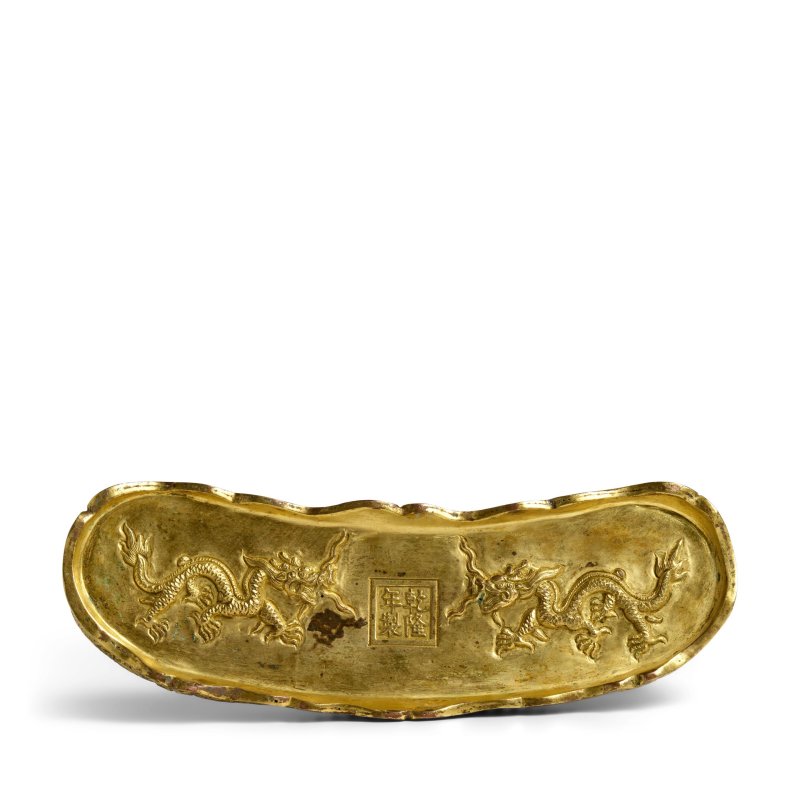 清乾隆 御製掐絲琺琅海水雙龍筆架帶銅鎏金座 | A RARE IMPERIAL CLOISONNÉ ENAMEL BRUSH REST AND STAND - 图3