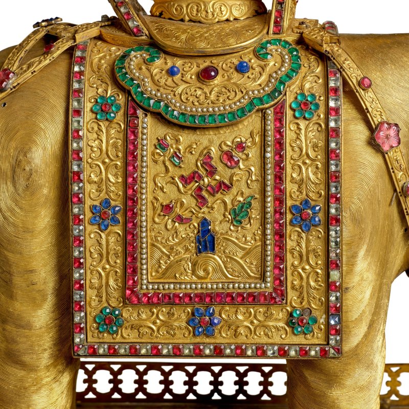 清乾隆/嘉慶 銅鎏金嵌料石太平有象托架 | A MAGNIFICENT GILT COPPER ALLOY GLASS-EMBELLISHED ELEPHANT STAND - 图15