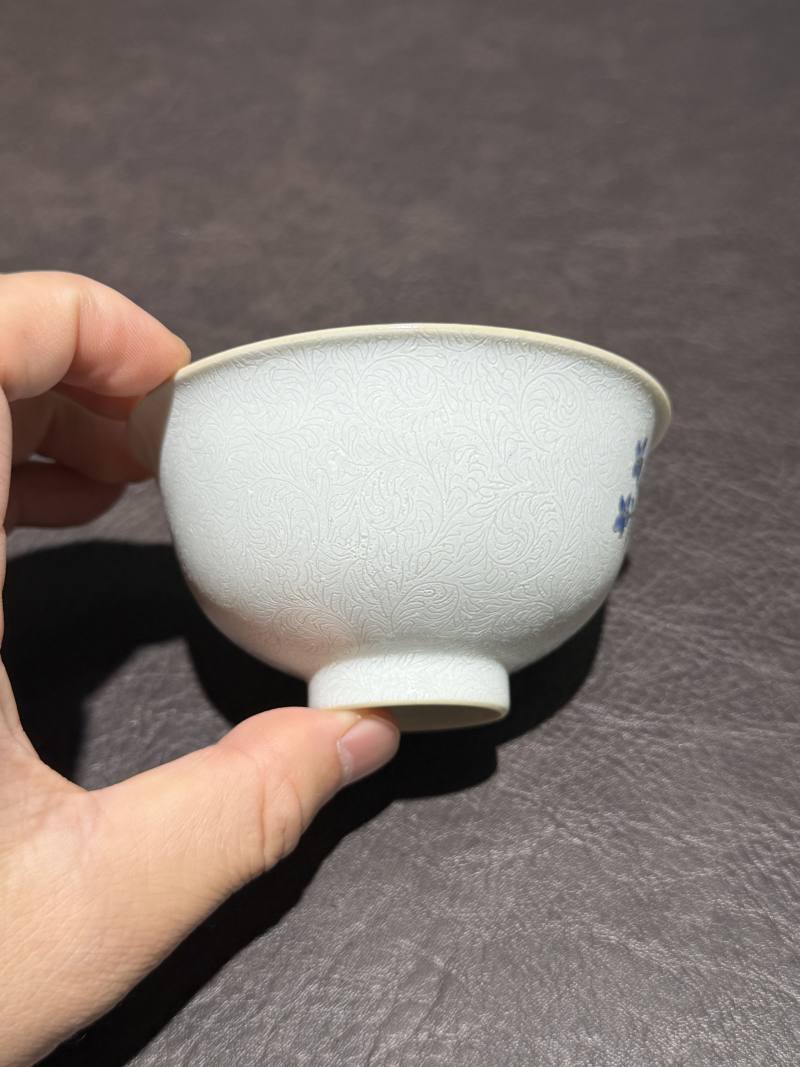 清乾隆 白地轧道粉彩花卉纹杯 - 图4