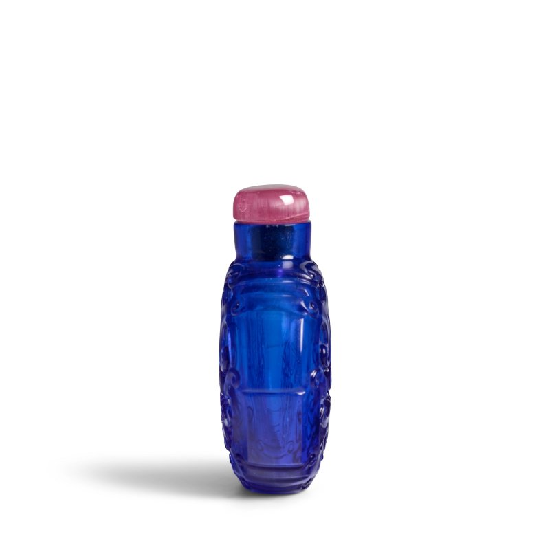 1820-1880 孔雀藍料雕夔龍捧壽紋鼻煙壺一件 | A FINE PEACOCK-BLUE GLASS SNUFF BOTTLE - 图8