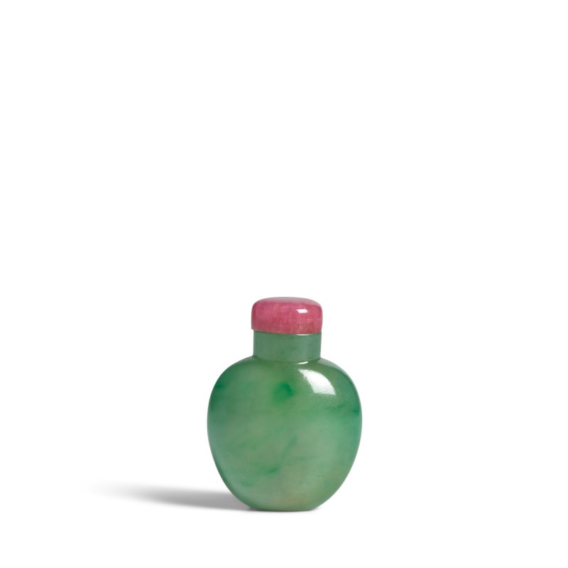 1820-1900 素面翡翠鼻煙壺一件 | AN EMERALD GREEN-FLECKED JADEITE SNUFF BOTTLE