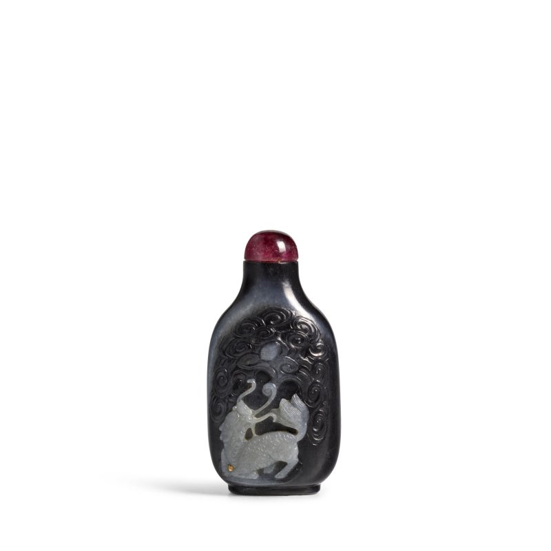1820-1880 黑白玉巧雕辟邪「吉祥如意」鼻煙壺一件 | A FINE BLACK AND WHITE JADE SNUFF BOTTLE - 图4