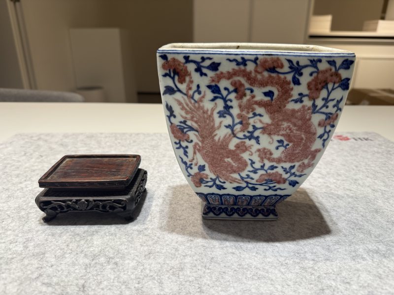 清嘉慶  青花釉裏紅龍鳳穿花紋方瓶 - 图2
