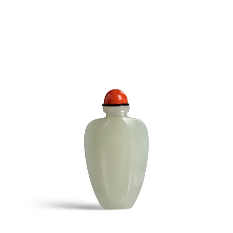 1740-1780 白玉雕菊花御題詩鼻煙壺一件 | AN EXTREMELY RARE INSCRIBED WHITE JADE SNUFF BOTTLE