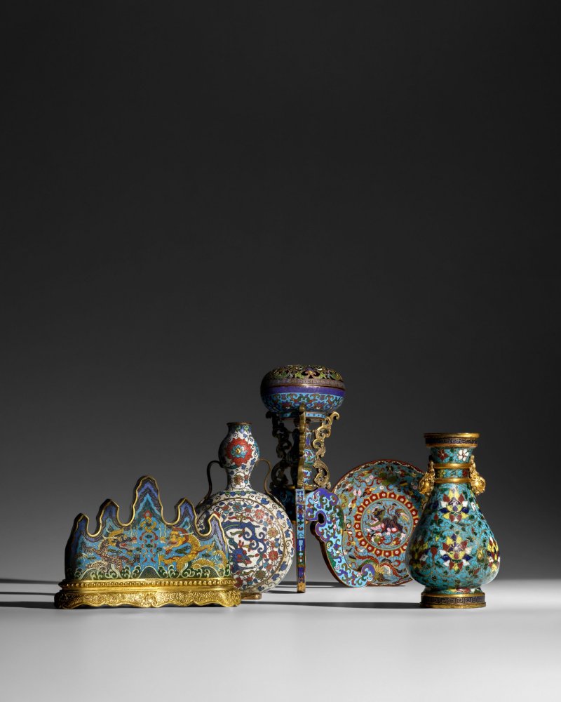 明晚期 掐絲琺瑯白地夔龍紋抱月瓶 | A RARE CLOISONNÉ ENAMEL WHITE-GROUND MOONFLASK - 图6